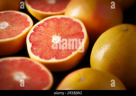 Grapefruit, ganz und halbiert Stockfoto