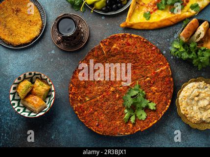 Lacmacun – traditionelle türkische Pizza aus Teig mit Hackfleisch, Gemüse und Kräutern Stockfoto