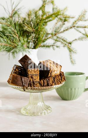 Gewürze und Honig-Lebkuchen mit Pflaumenmarmelade und Schokoladensoße Stockfoto