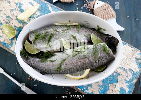 Frische Forelle mit Limette und Dill, zum Backen zubereitet Stockfoto