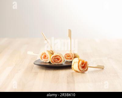 Crêpe Brötchen gefüllt mit geräuchertem Lachs Stockfoto