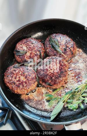 Fleischbällchen in einem Topf Stockfoto