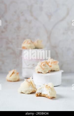 Hausgemachte Schaumküsse mit weißer Schokolade und Kokosspäne auf Keksbasis Stockfoto