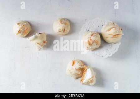 Hausgemachte Schaumküsse mit weißer Schokolade und Kokosspäne auf Keksbasis Stockfoto