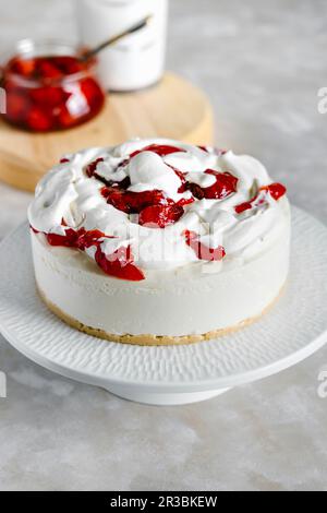 Vanille-Kokosnuss-Käsekuchen mit Erdbeere und Schlagsahne Stockfoto