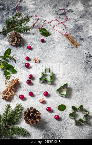 Weihnachten noch - Cranberrys und Keksschneider Stockfoto