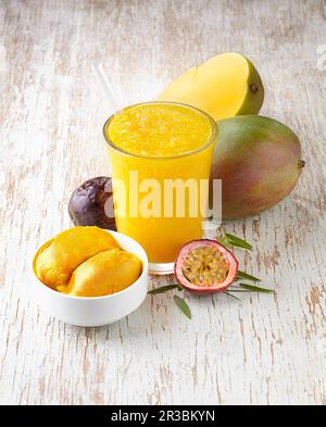 Mango und Passionsfrucht, Sülze und Sorbet Stockfoto