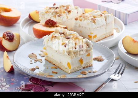 Cremiger Kuchen mit Pfirsichstücken und Mandeln Stockfoto