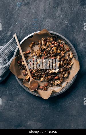 Hausgemachtes Müsli aus Hafer, Mandeln, Cashewnüssen und Haselnüssen Stockfoto