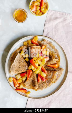 Zimt-Crepes mit karamellisierten Äpfeln und Erdbeeren Stockfoto