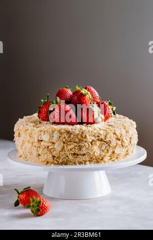 Napoleon-Kuchen: Hausgemachte Vanille, Gebäck und Erdbeermille-Feuille-Kuchen Stockfoto