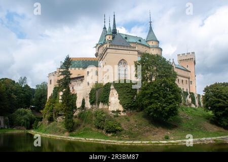 Schloss Bojnice Slowakei mit Moat im Vordergrund Stockfoto