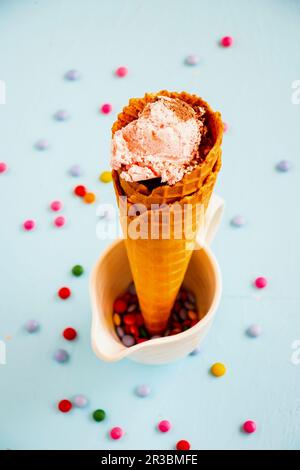 Eiscreme in Waffelform mit Smarties Stockfoto