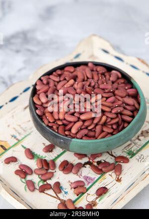 Rote Kidnierenbohnen in Keramikschüssel Stockfoto