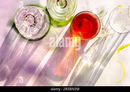 Brille mit bunten Flüssigkeiten Stockfoto