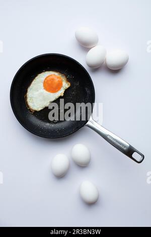 Spiegelei in der Pfanne Stockfoto