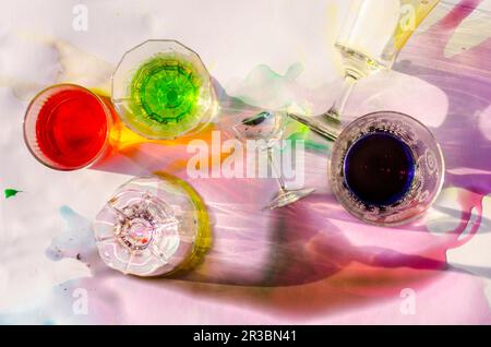 Brille mit bunten Flüssigkeiten Stockfoto