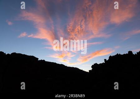 Spektakulärer Sonnenuntergang über den Wolken des Teide-Vulkan-Nationalparks auf Teneriffa. Sonnenuntergang vom Gipfel der Insel Gran Canaria. Pico de las Nieves. Stockfoto