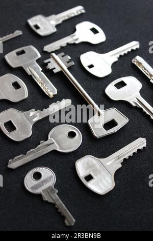 Vertikales Lagerfoto Von Ausgelegten Schlüsseln Für Schlösser Mit Unterschiedlichen Designs Stockfoto