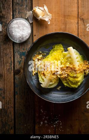 Spitze Kohlspalten mit Knoblauch-Brotkrumen Stockfoto