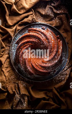 Schokoladenkranzkuchen mit Puderzucker Stockfoto