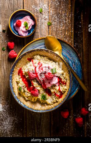 Hirse und Mohn-Porridge mit Himbeeren Stockfoto