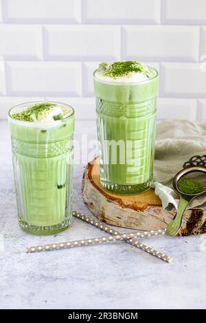 Veganer Matcha Latte mit aufgeschäumter Hafermilch Stockfoto