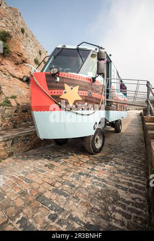 Das Amphibienfahrzeug der Burgfähre bringt die Passagiere nach St. Elizabeth Castle Jersey, egal, ob die Flut kommt oder nicht Stockfoto