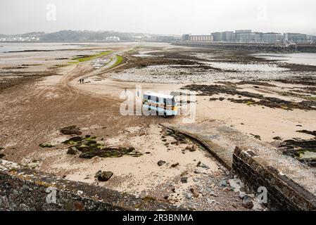 Amphibienfahrzeug Entenfähre überquert Elizabeth Castle, St Aubins Bay, Jersey über die Küste und den Damm ... Solange die Flut vorbei ist. Stockfoto