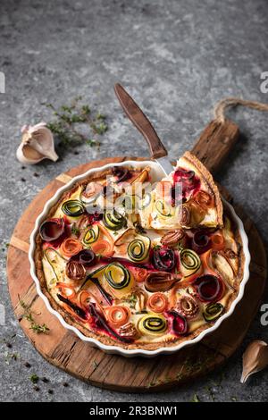 Regenbogengemüsetorte mit Karotten, Zucchini, Aubergine und Rote Bete Stockfoto