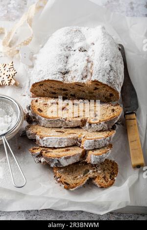 Stollen: Deutsches Weihnachtsbrot mit Nüssen, Gewürzen und kandierten Früchten Stockfoto