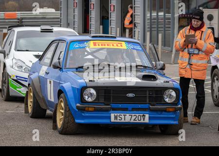 Martin Hodgson und Tony Jones im Ford Escort MkII Rallyefahrzeug 1980 im Fahrerlager während der Snetterton Stage Rallye 2023 in Norfolk, Großbritannien. Stockfoto