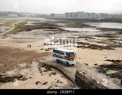 Amphibienfahrzeug Entenfähre überquert Elizabeth Castle, St Aubins Bay, Jersey über die Küste und den Damm ... Solange die Flut vorbei ist. Stockfoto