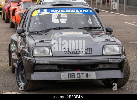 Alasdair Stables und Neil Jones im Rallyefahrzeug Vauxhall Chevette HSR 1980 im Fahrerlager während der Snetterton Stage Rally 2023 in Norfolk, Großbritannien Stockfoto