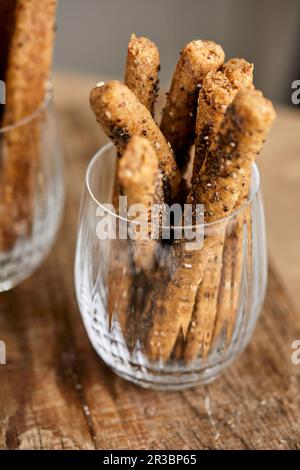 Glutenfreie Brotstangen aus Mandelmehl, gemahlenem Flachs und Parmesankäse Stockfoto