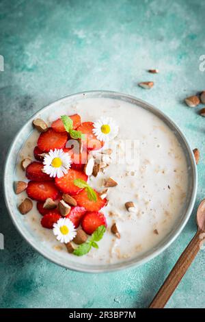 Haferflocken mit Erdbeeren Stockfoto