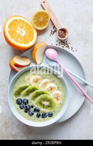 Smoothie-Schüssel mit Kiwi, Bananen und Blaubeeren Stockfoto