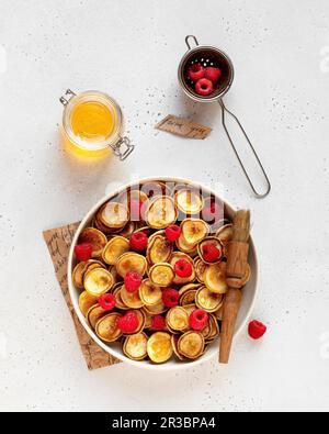 Mini-Pfannkuchenschale mit Himbeeren Stockfoto