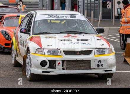 Steve Hill und Patrick O'Donovan, 1999 Mitsubishi Evo6 Rallyefahrzeug im Fahrerlager vor dem Start während der Snetterton Stage Rally 2023 in Norfolk, Großbritannien. Stockfoto