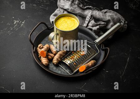 Gesundes warmes Getränk zur Stärkung des Immunsystems - Kurkuma goldene Milch Stockfoto