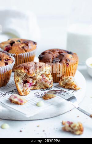 Muffins mit Blaubeeren und Schokoladentropfen Stockfoto
