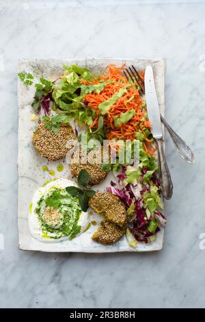 Wilde Knoblauch gebackene Gemüsepasteten mit Salat und wilder Knoblauch-Joghurt-Sahne Stockfoto