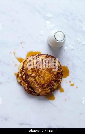 Buttermilch-Pfannkuchen mit Ahornsirup Stockfoto