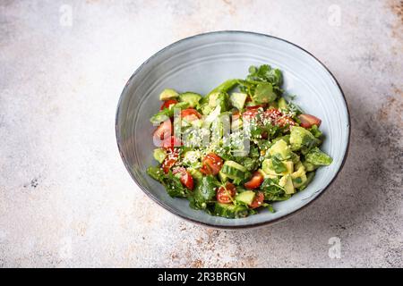 Avocado, Koriander, Tomaten, Gurken und Zuckerschnaps Salat Stockfoto