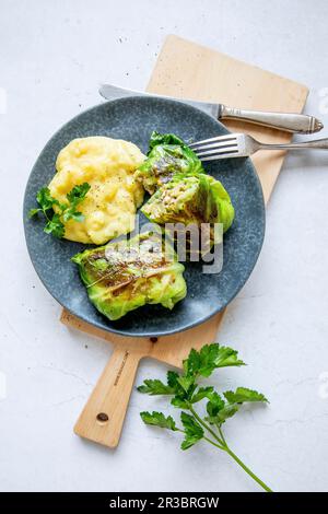 Vegetarische Kohlrollen mit Kartoffelsauercreme Stockfoto