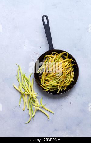Gebratene Butterbohnen in einer Pfanne Stockfoto