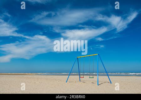 Schaukel, Strand, Meer; Raketenschwimmturm Stockfoto