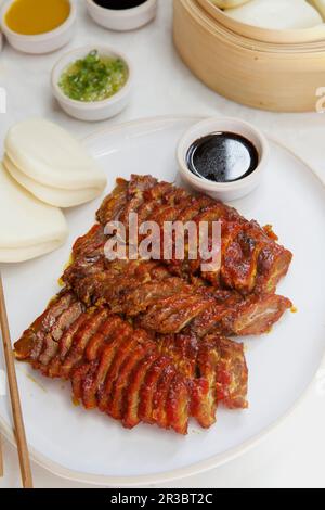 Char Siu Brötchen mit gegrilltem Schweinefleisch Stockfoto