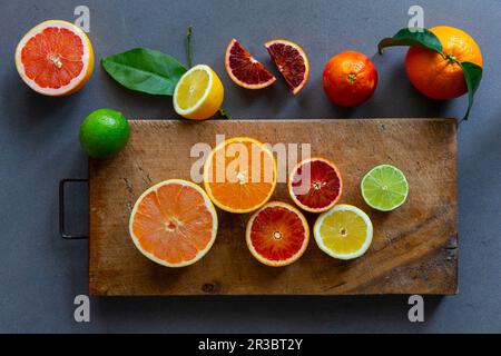 Verschiedene Zitrusfrüchte, teilweise in Scheiben und Stücken Stockfoto