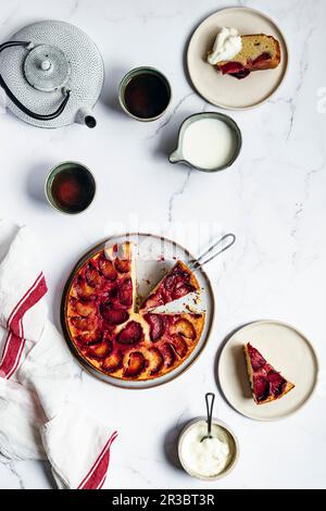 Upside-Down-Pflaumenkuchen und Tahini-Kuchen mit doppeltem Joghurt Stockfoto